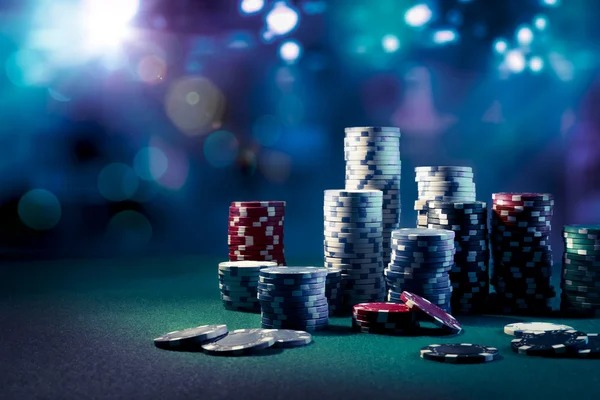 idn score Texas Hold'em Bonus live dealer table with community cards